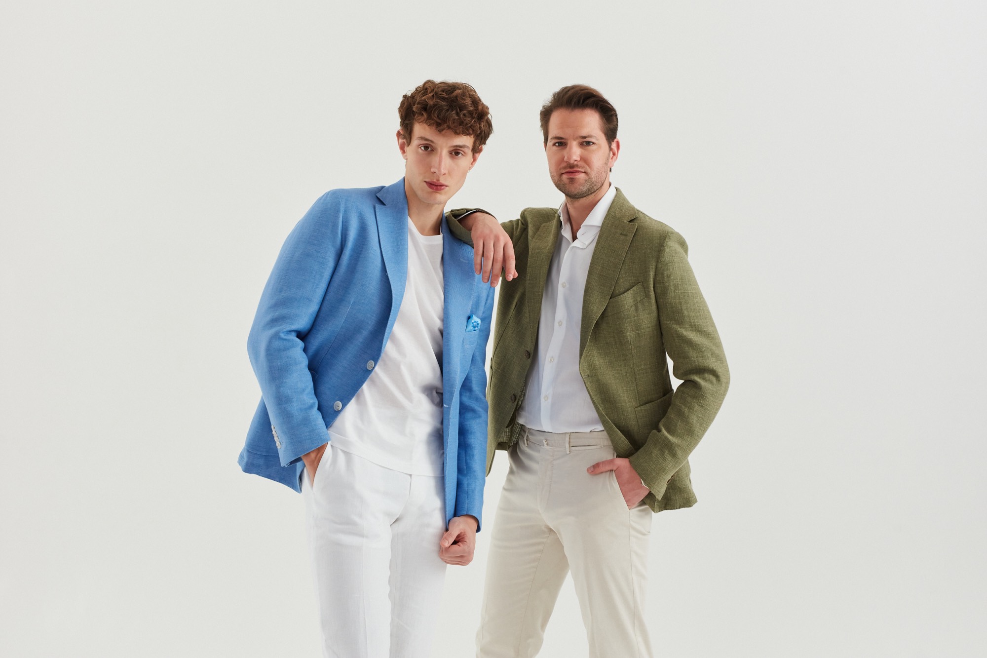 Zwei Models in blauen und grünen Anzügen für Azzur Berlin