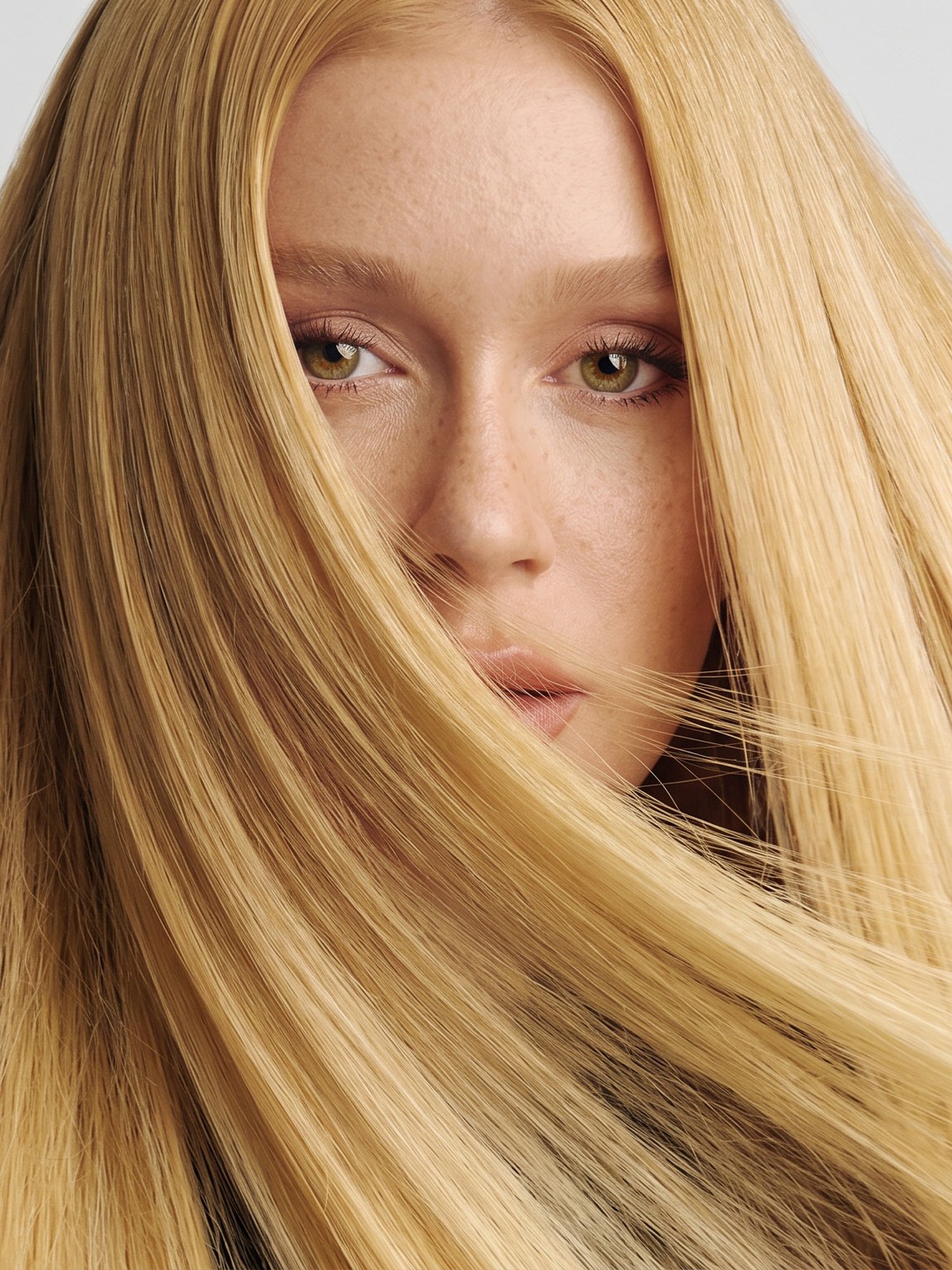 Porträt eines Models mit langen blonden Haaren für Glow Secret