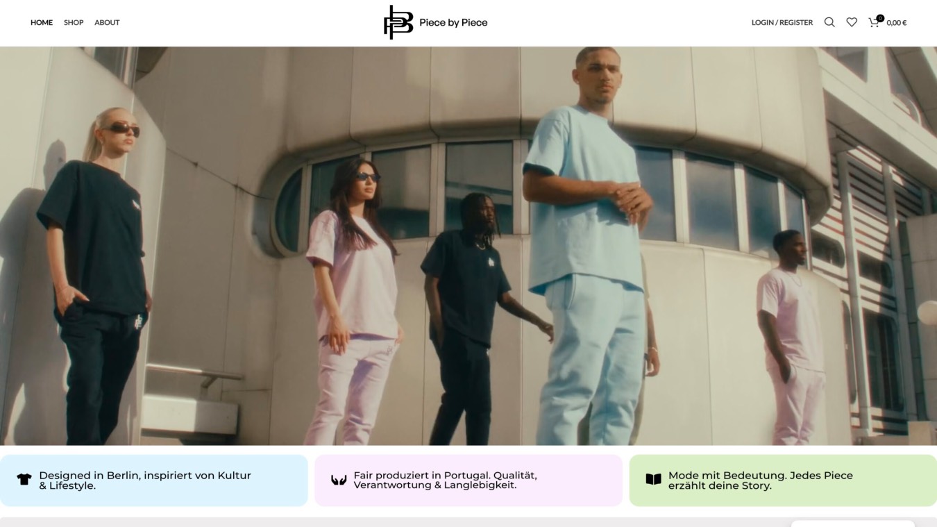 Startseite von Piece by Piece mit fünf Models in Streetwear, weißer Shopnavigation und pastellfarbenen Informationsfeldern